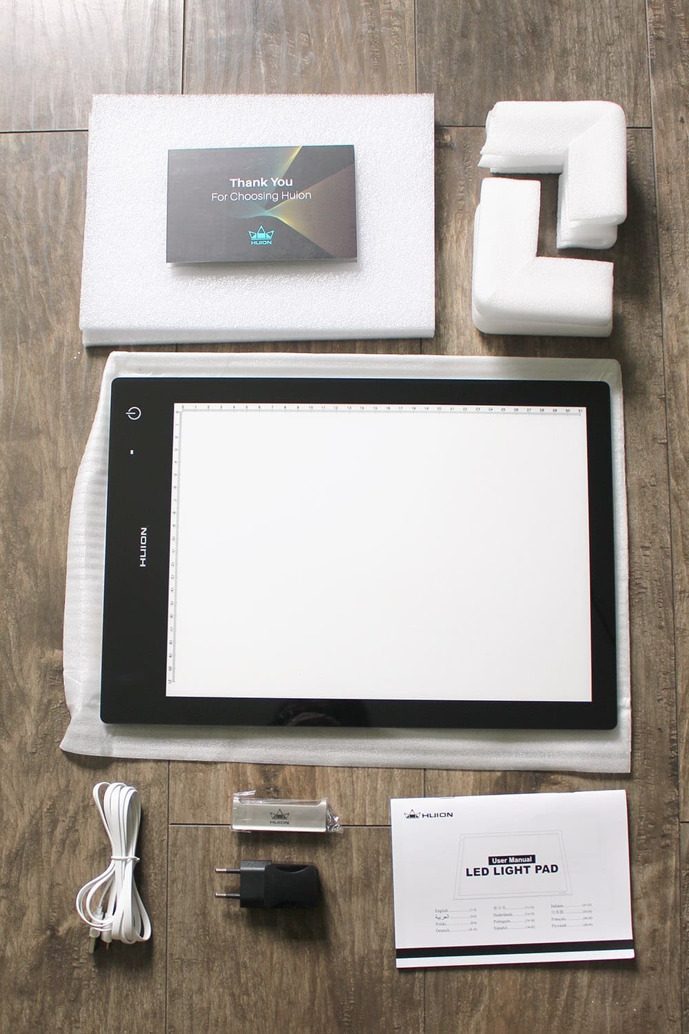 unboxing de la table lumineuse Huion LB4 : le contenu de la boite