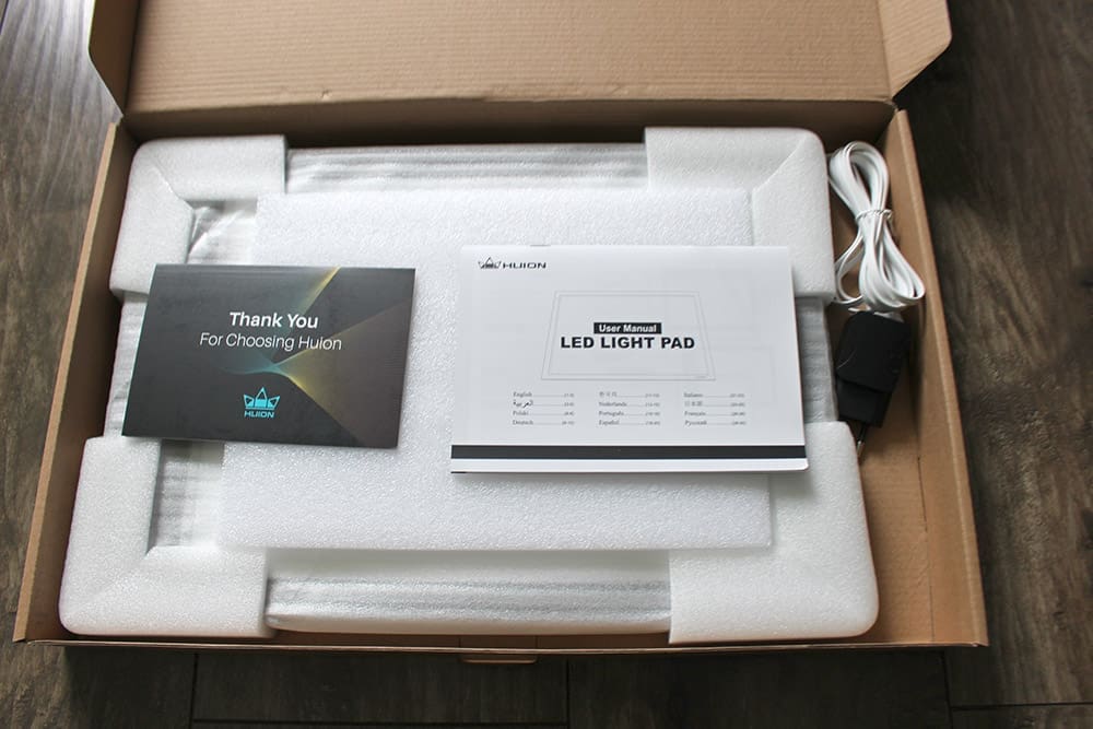 unboxing de la table lumineuse Huion LB4