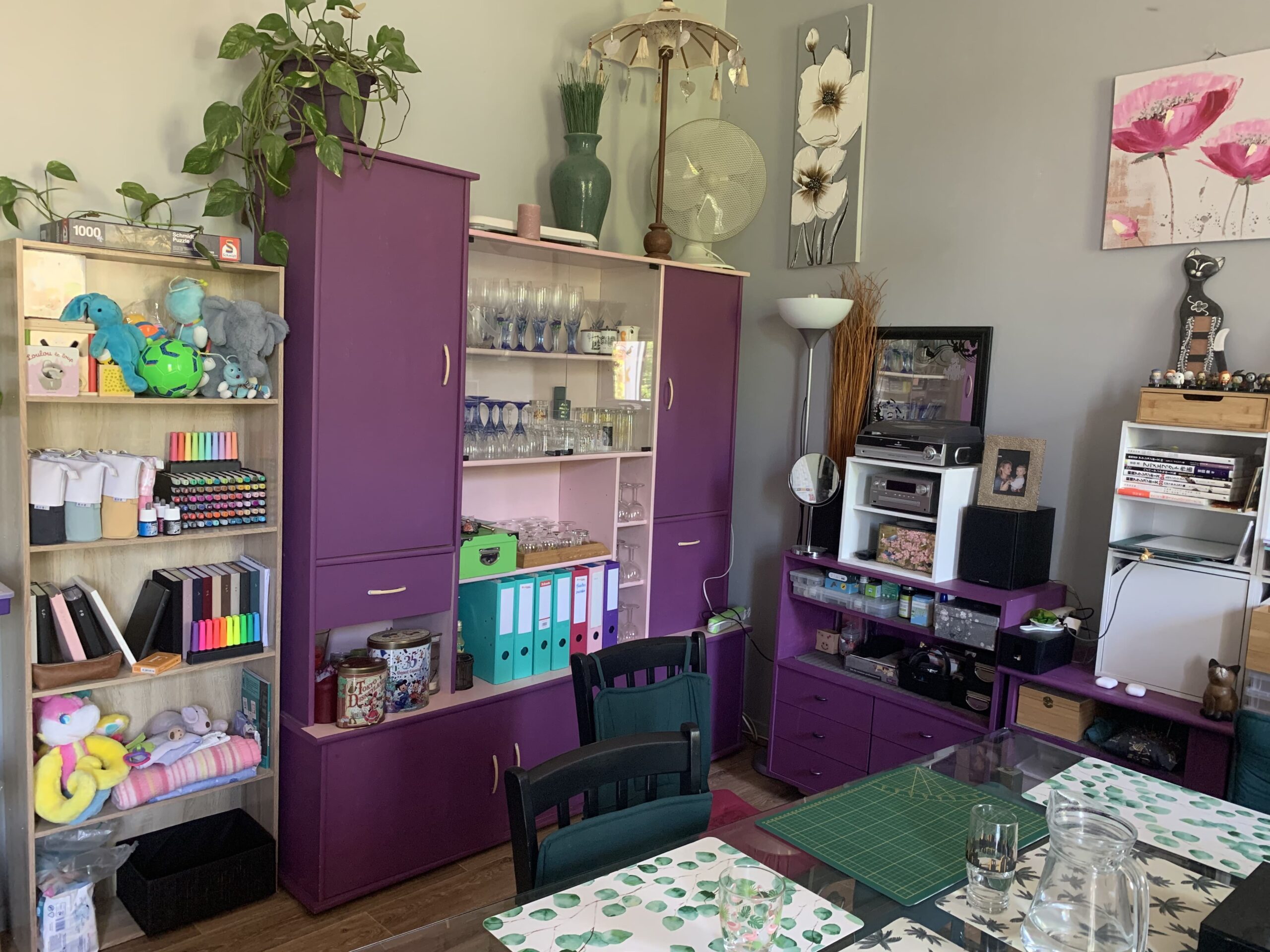 Atelier de karine : salon familial, vue d’ensemble