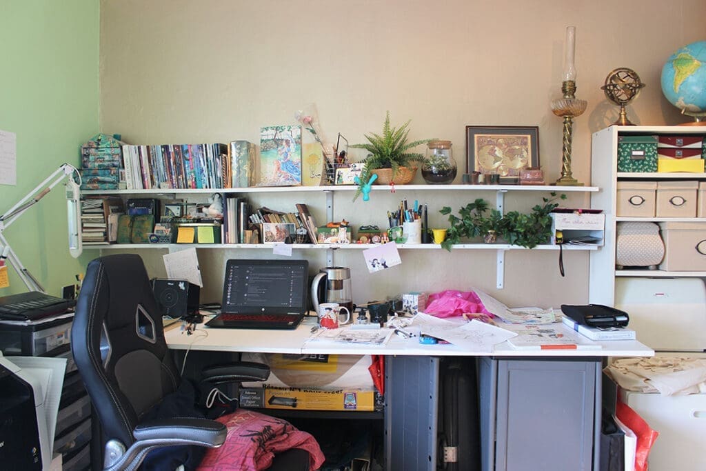 Le bureau d'Astate : un grand plan de travail pour travailler, dessiner et coudre