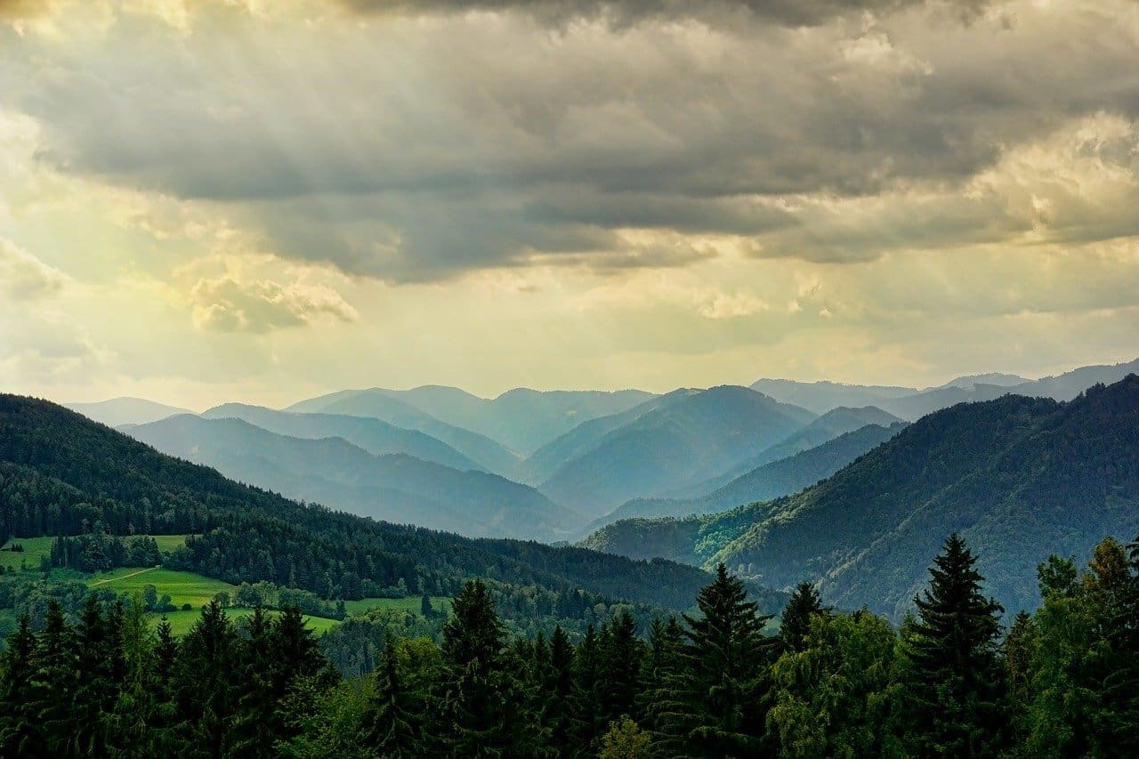 Exemple de paysage de montage illustrant la perspective atmosphérique