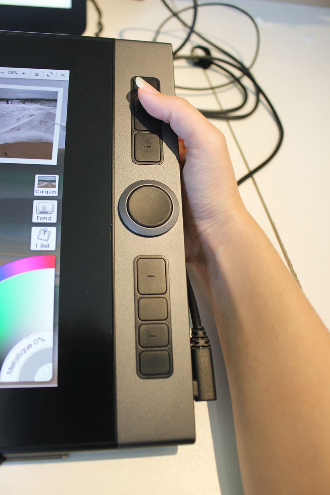 L'utilisation des boutons de la tablette Artist Pro 16 est plutôt intuitive.