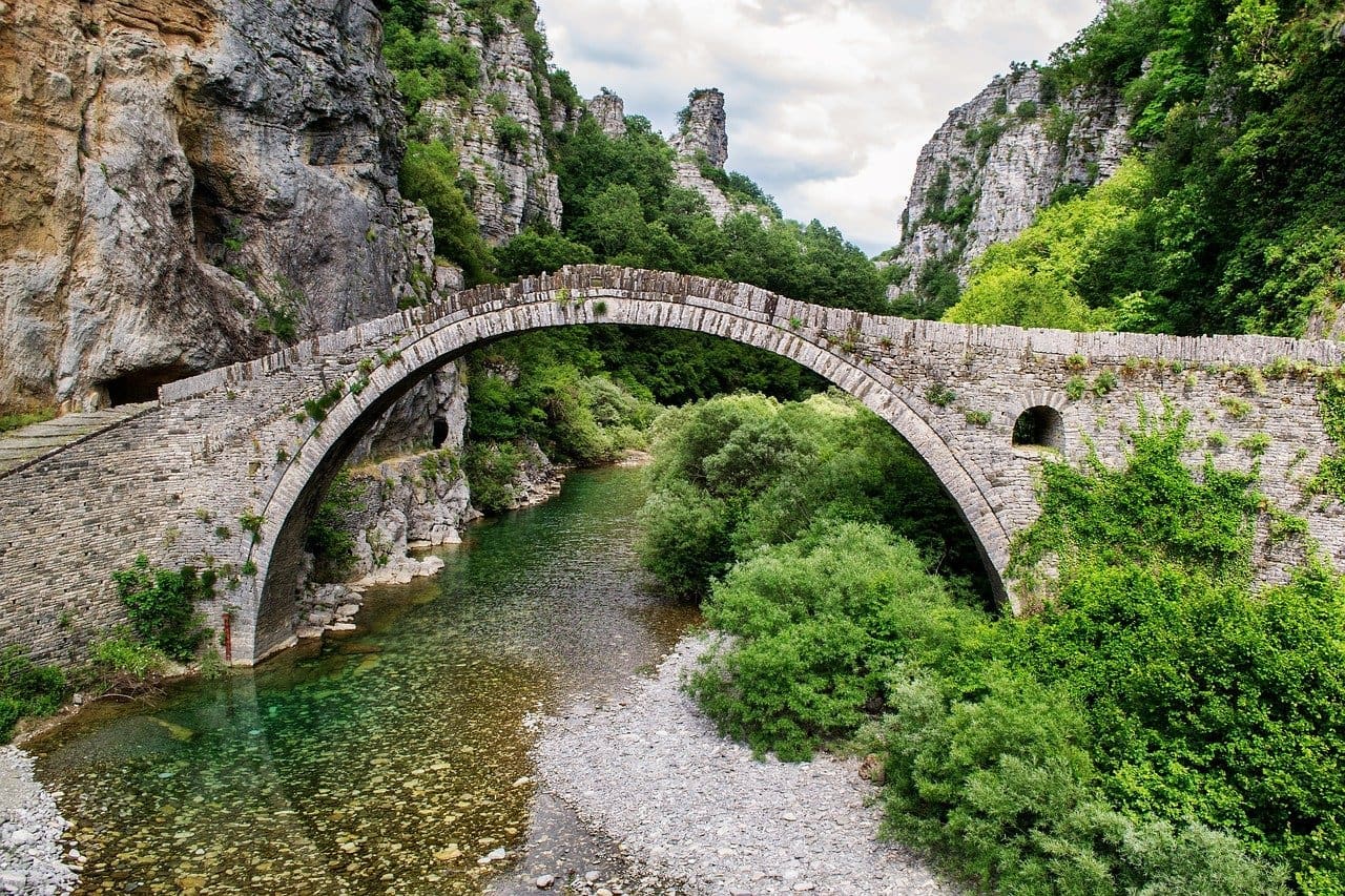 Un pont en arche, ce n'est que deux extrémités qui se rejoignent, comme le début et la fin de votre scénario