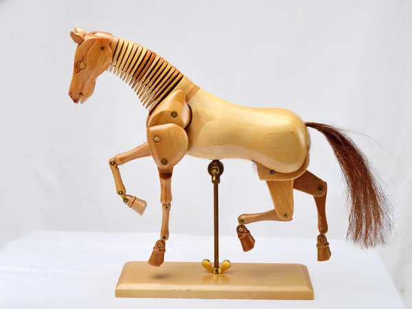 Comment dessiner les équidés - Dossier Animaux #3 depositphotos 362504788 stock photo wooden articulated horse dummy for
