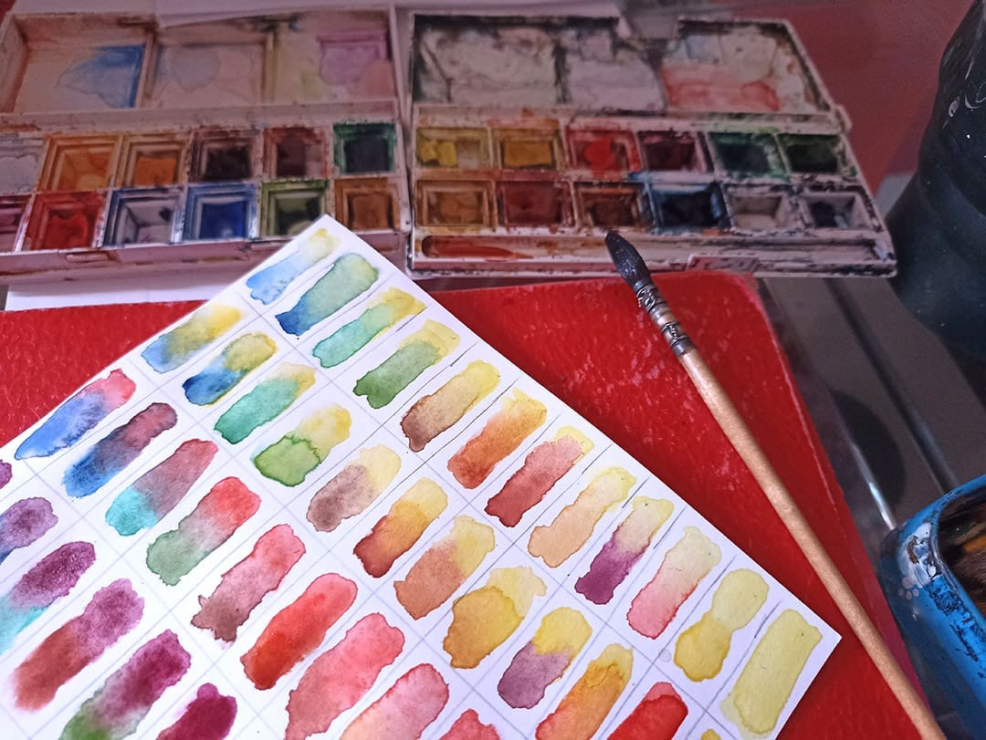 une bonne étape pour débuter à l'aquarelle : découvrir sa palette en testant tous les mélanges